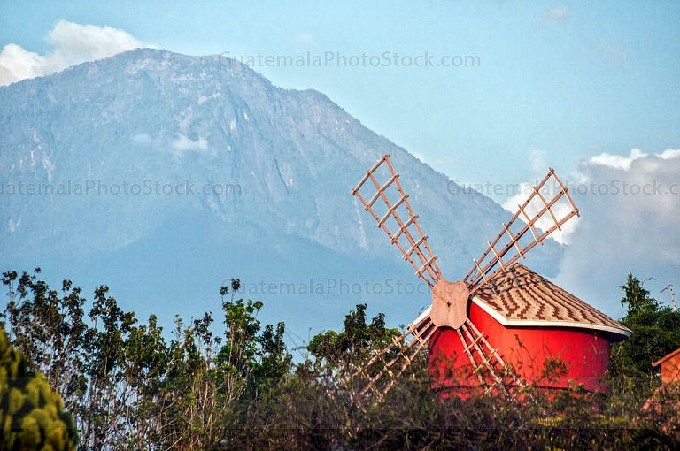 Replica de molinos holandeses y Volcán Zunil