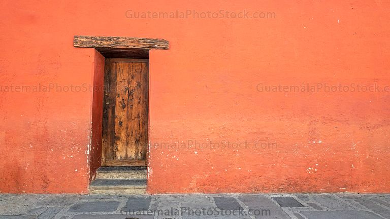 Puerta estrecha, en la calle del arco