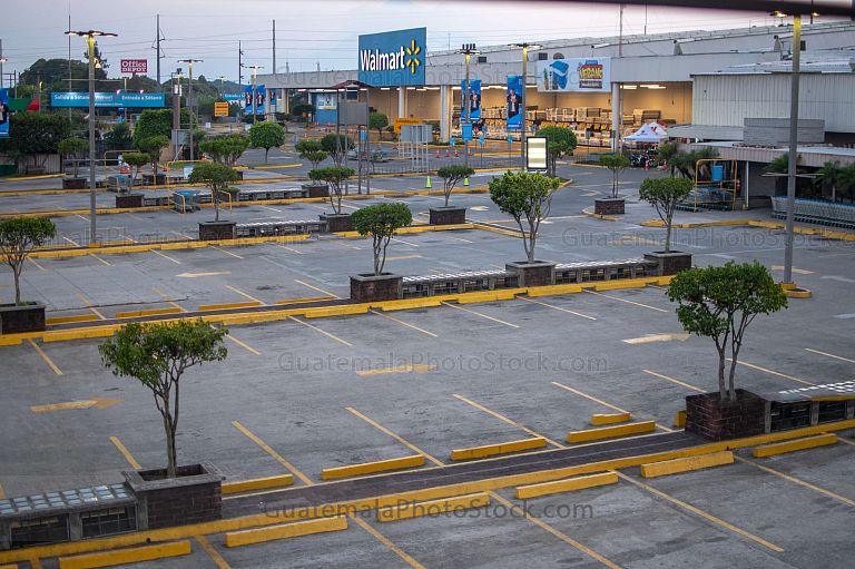 Centro comercial durante el toque de queda, abril 2020
