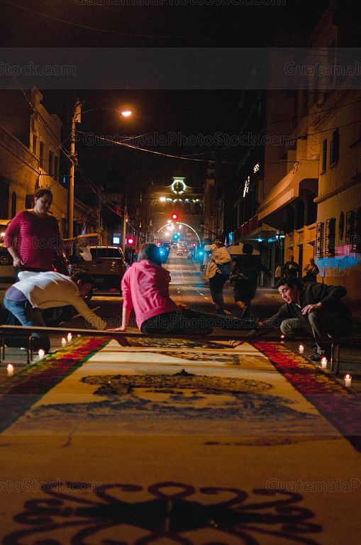 Elaboración de alfombra en la Ciudad de Guatemala