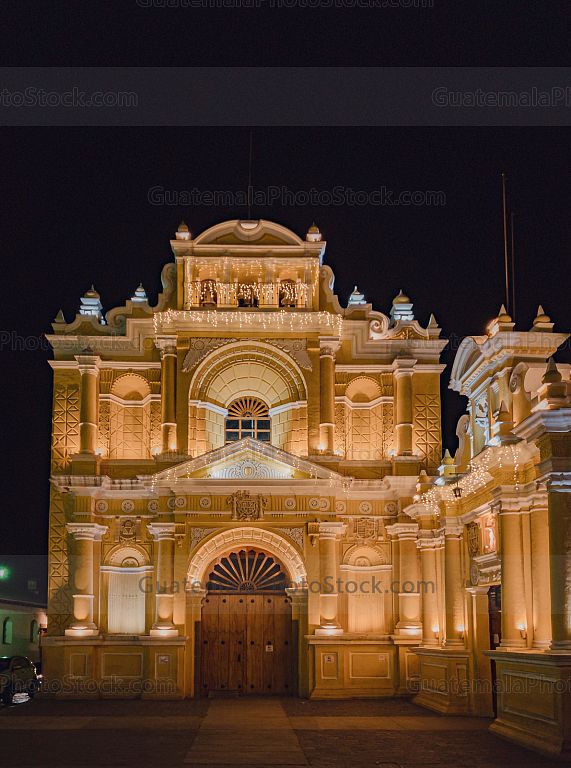 Fachada de la Iglesia de San Pedro Apóstol