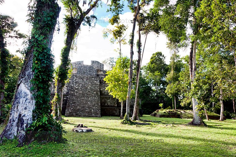 Estructura en grupo Moler de Yaxhá