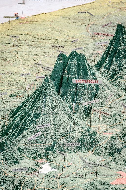 Volcán Santiguaguito en el mapa en relieve