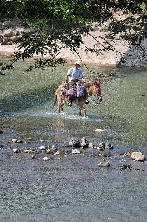 Cruzando el Río Ostúa