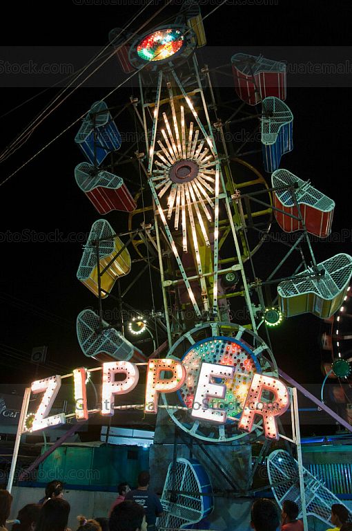 Zipper juego mecánico en feria patronal