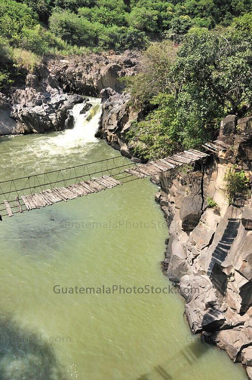 Puente de Hamaca sobre río Ostúa