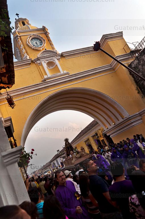 Procesión bajo el Arco de Santa Catalina