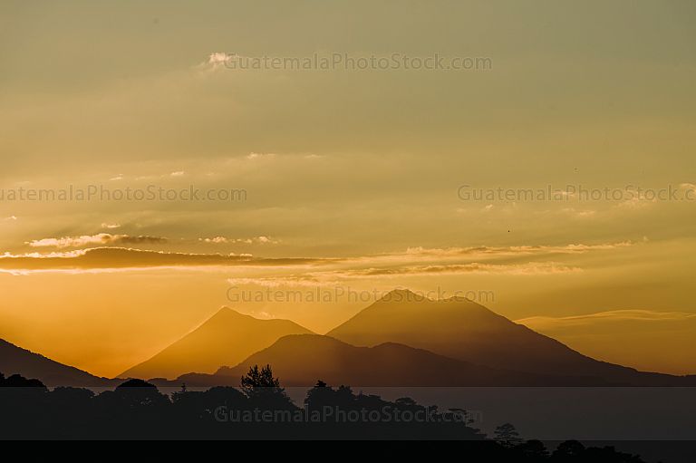 Volcán de fuego y Volcán Acatenango