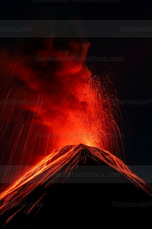Erupción nocturna del Volcán de Fuego
