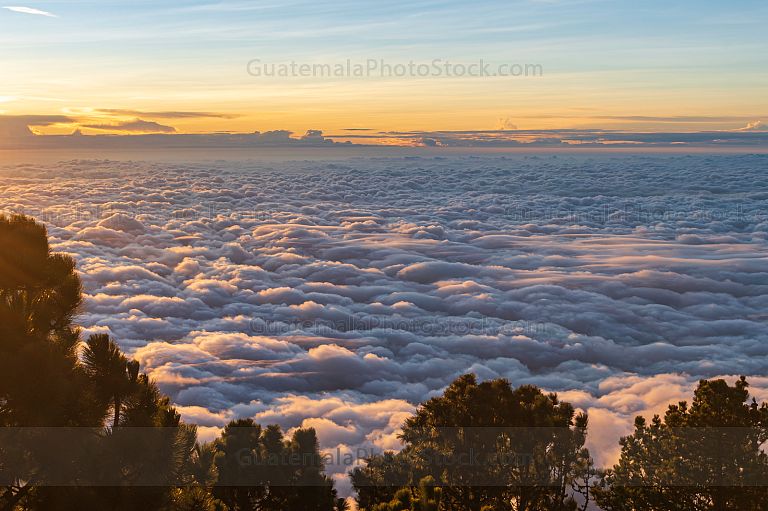 Amanecer sobre las nubes