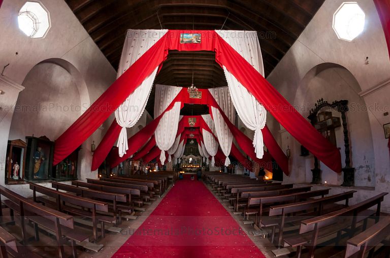 Interior de la iglesia católica de Zunil