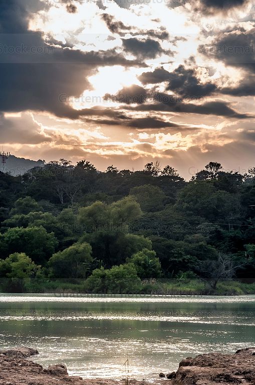 Atardecer sobre la laguna de Ixpaco