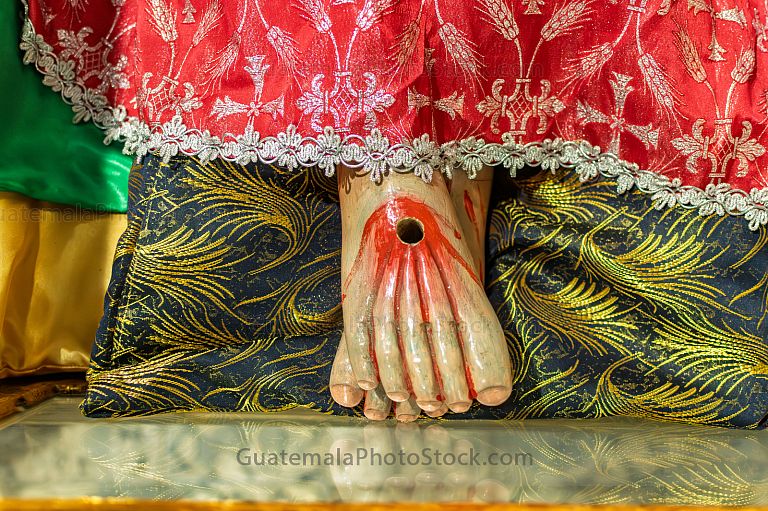 Detalle de los pies de Jesús Sepultado de San Juan Chamelco