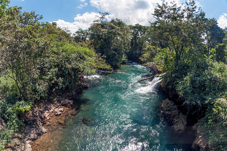 Río y cascadas Sebol