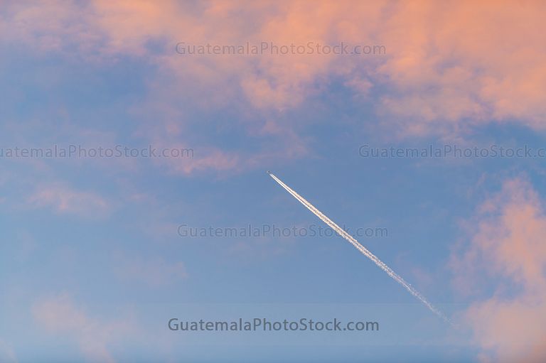 Avión sobre la ciudad de Guatemala