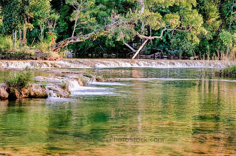 Las Monjas en el Río Machaquila