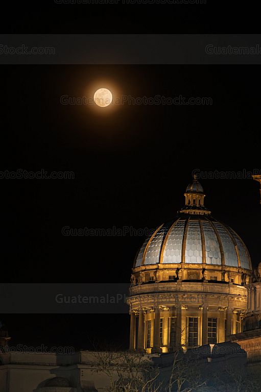 Luna llena y la Catedral Metropolitana