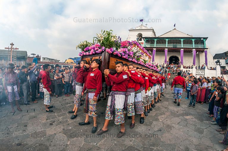 Devotos cargadores de la imagen del Cristo Yacente de Santiago Atitlán