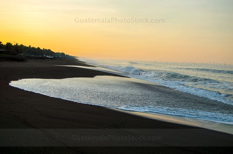 Amanecer en la playa de Monterrico