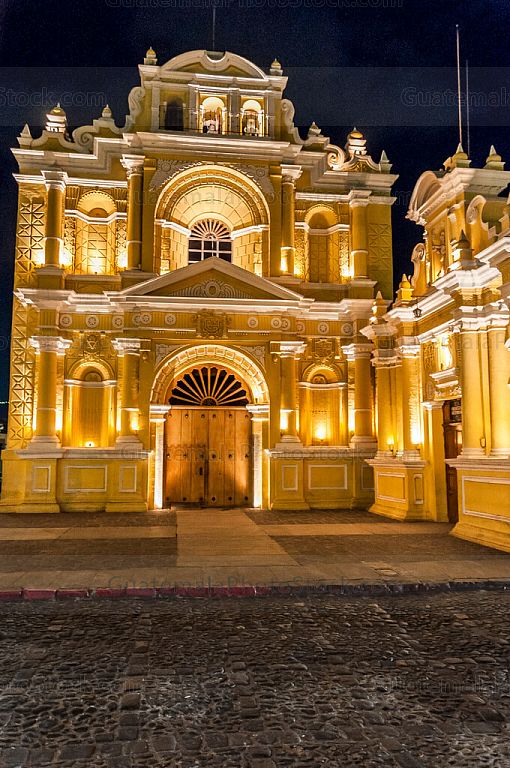 Fachada de la Iglesia de San Pedro Apóstol