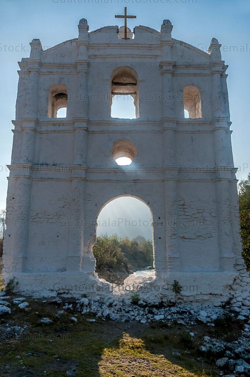 Ruina de la fachada del templo de Pueblo Viejo, San Sebastian