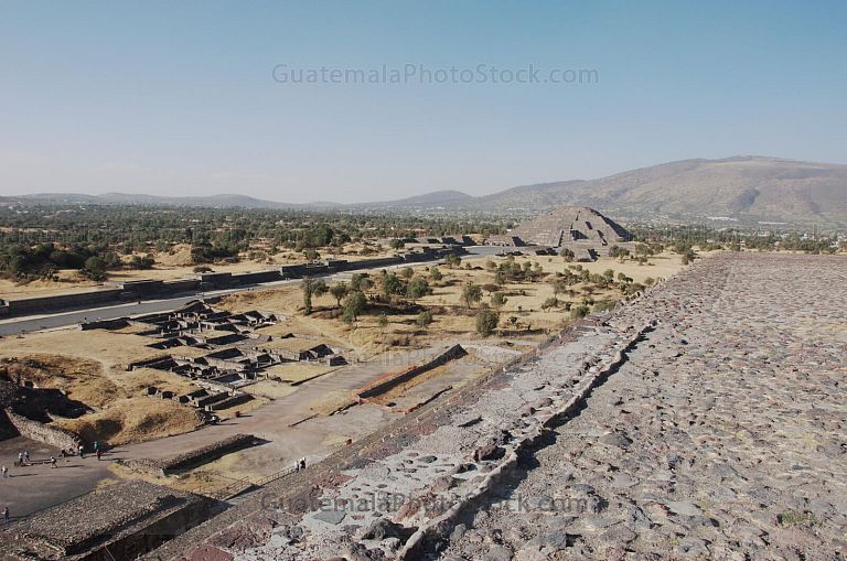 Panorámica hacia la Piramide de la Luna y la Calle de los Muertos