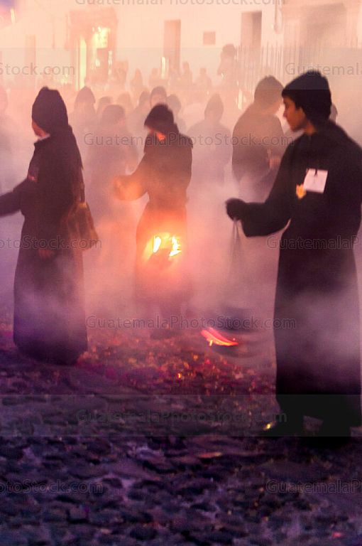 Incensando el camino de la procesión de la Soledad