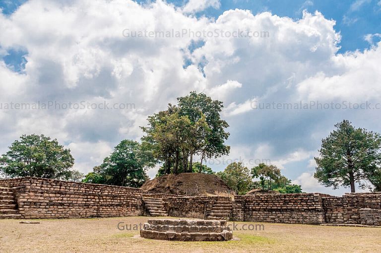 Naturaleza y ruinas en Iximché