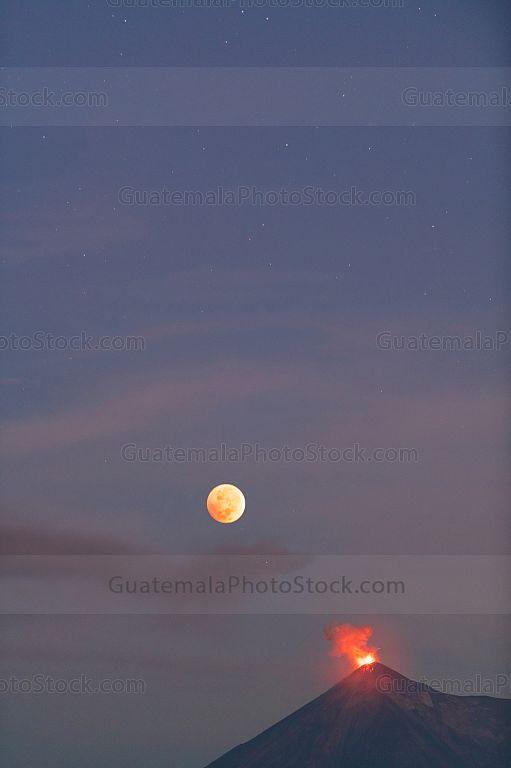 Luna y Volcán de Fuego