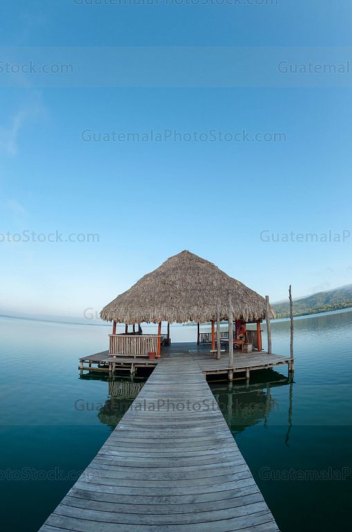 Muelle en la playa El Remate en el Lago Petén Itzá
