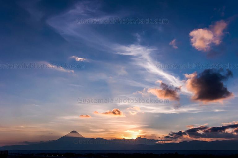 Atardecer sobre la cadena volcánica central