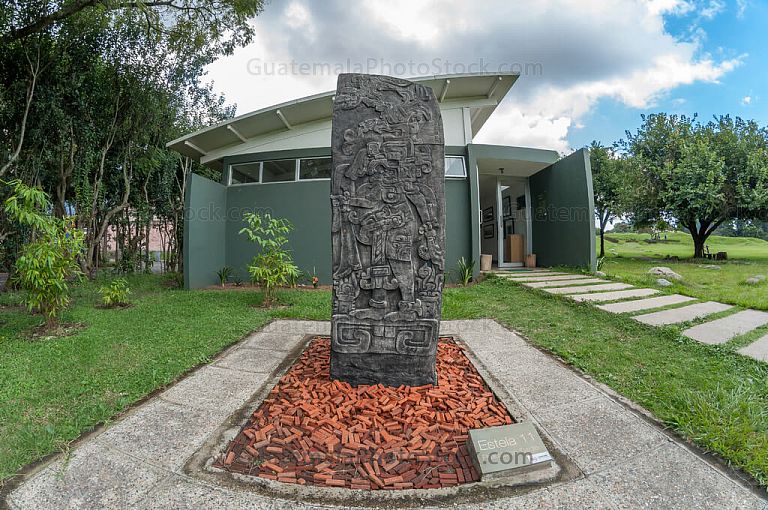 Replica de estela en el museo de Kaminal Juyu’