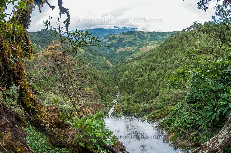 Río que desagua la Laguna Magdalena