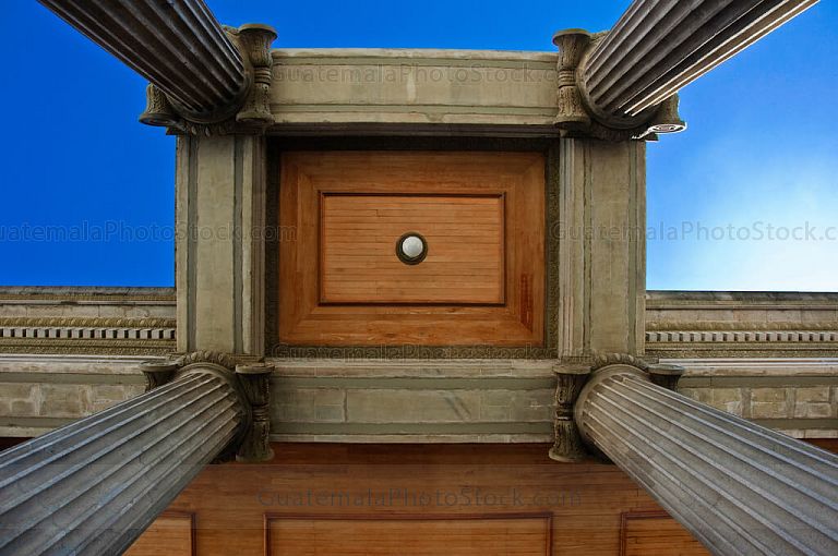 Detalles de la fachada del Teatro Municipal
