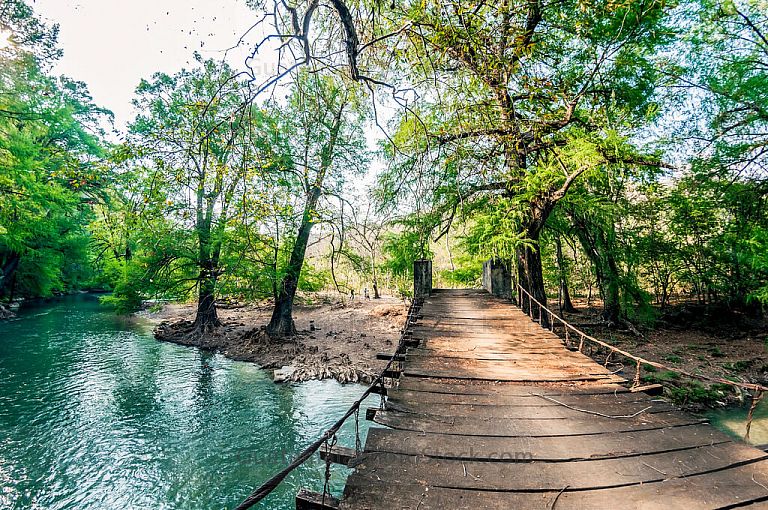Puente sobre Río Azul