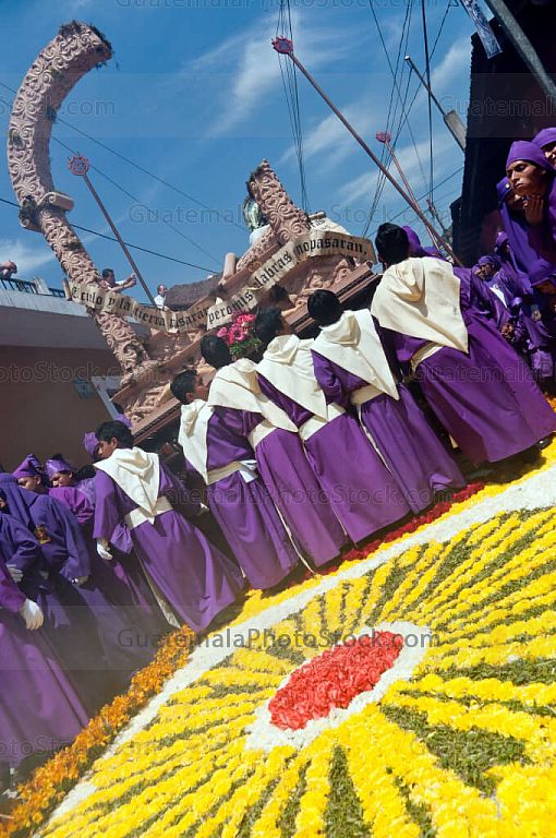 Alfombra y cucuruchos de la procesión de Santa Ana