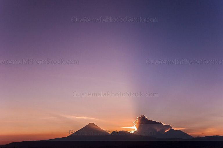 Atardecer sobre la cadena volcánica central