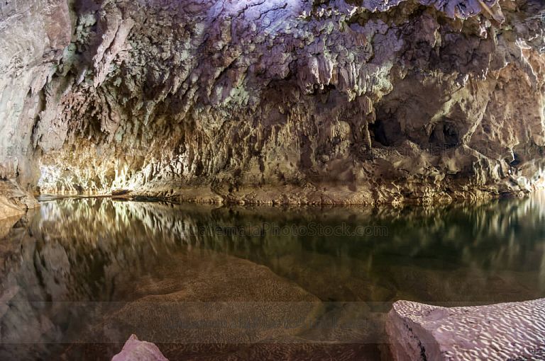 Río candelaria dentro de cueva