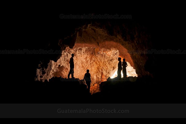 Siluetas en la cueva de la cobanerita
