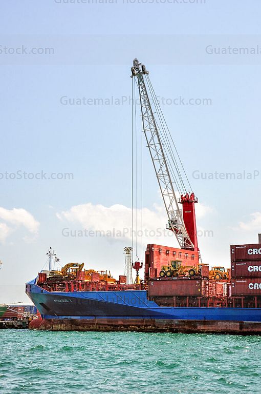 Descarga de contenedores en Puerto Barrios
