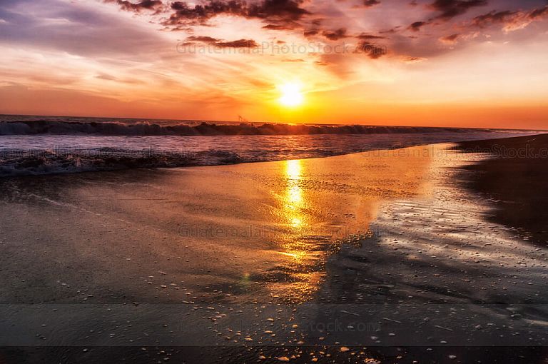 Atardecer en la playa de monterrico