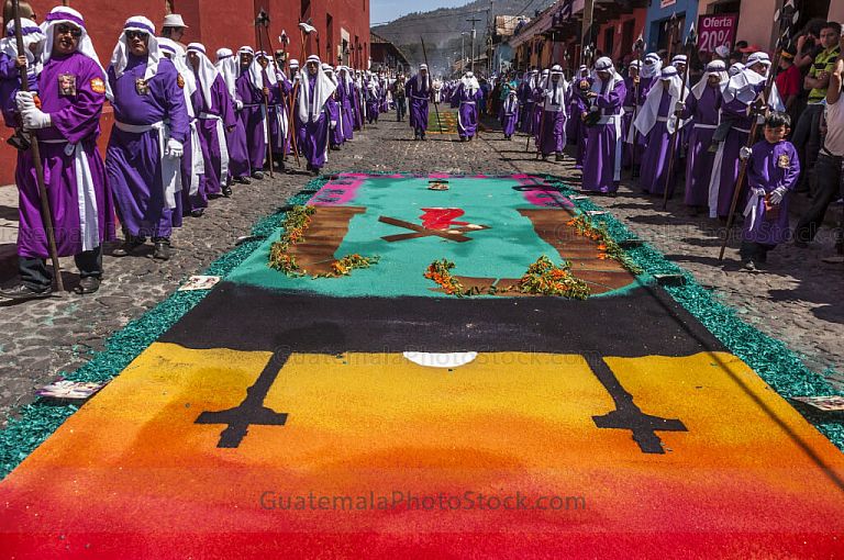 Alfombra camino de la procesión