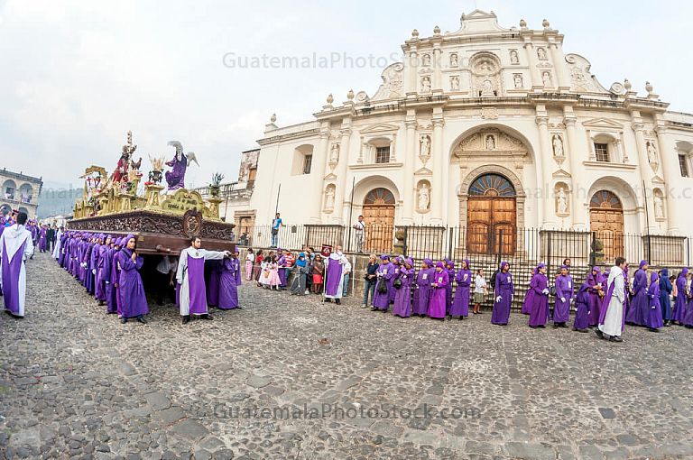 Tanda frente a San José Catedral