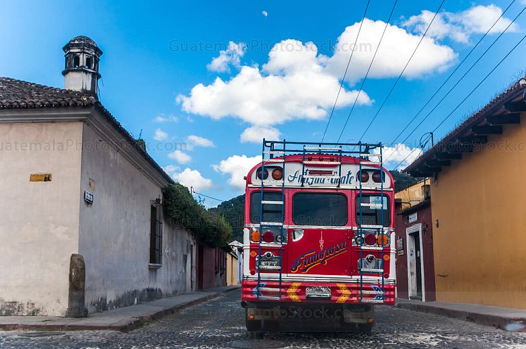 Bus en las calles empedradas