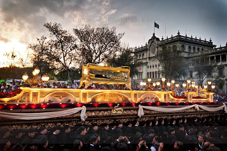 Cortejo procesional de la Consagrada Imagen del Señor Sepultado