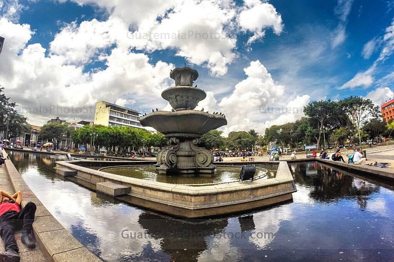 Fuente Luminosa de la Plaza Central