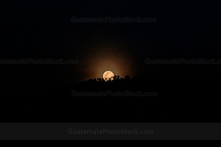Salida de la primera luna llena 2025