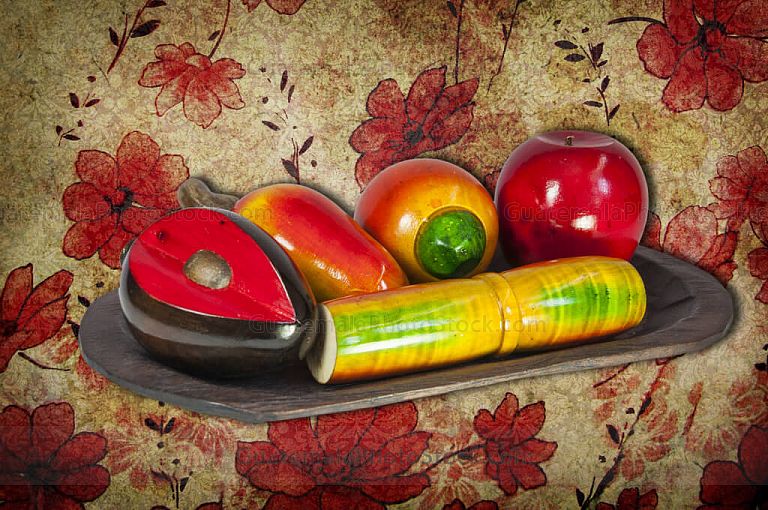 Frutas talladas en madera