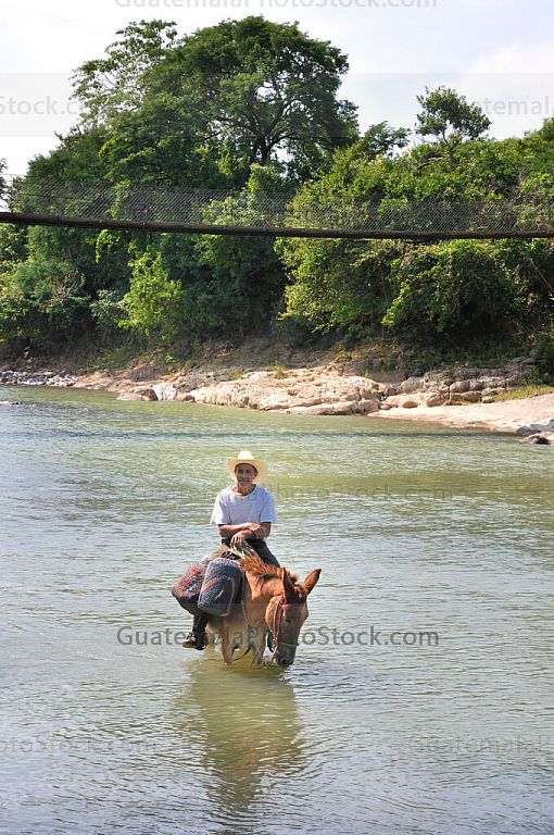 Cruzando el Río Ostúa