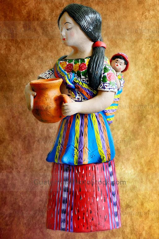 Muñeca de barro pintado